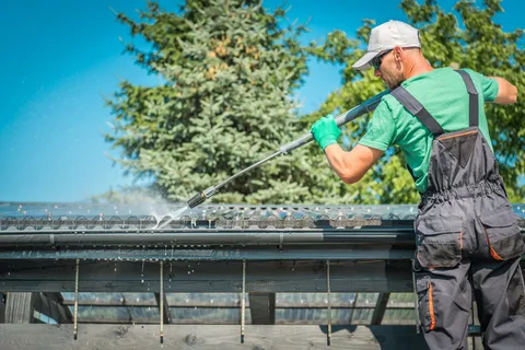 Roof and Gutter Cleaning Leawood Hills KS